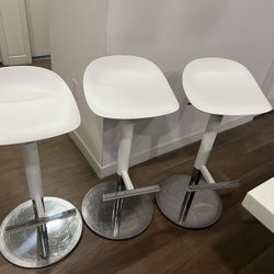 White barstools (set of 3)