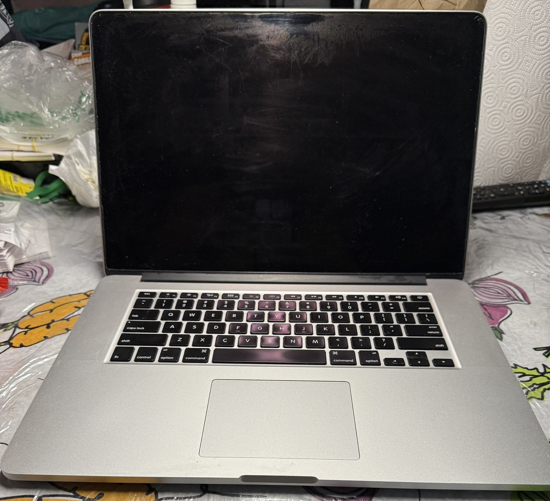 MacBook Pro ( Retina , 15 Inch , Mid 2015 ) 2.5 GHZ Qual Core Intel Core I7 16 GB Ram & 500 GB SSD