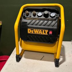 Dewalt 2.5 Gal. Portable Electric Heavy Duty 200 PSI Quiet Air Compressor