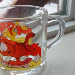 VINTAGE 1978 McDONALD'S GARFIELD JIM DAVIS MUG GLASS " USE YOUR FRIENDS WISELY "