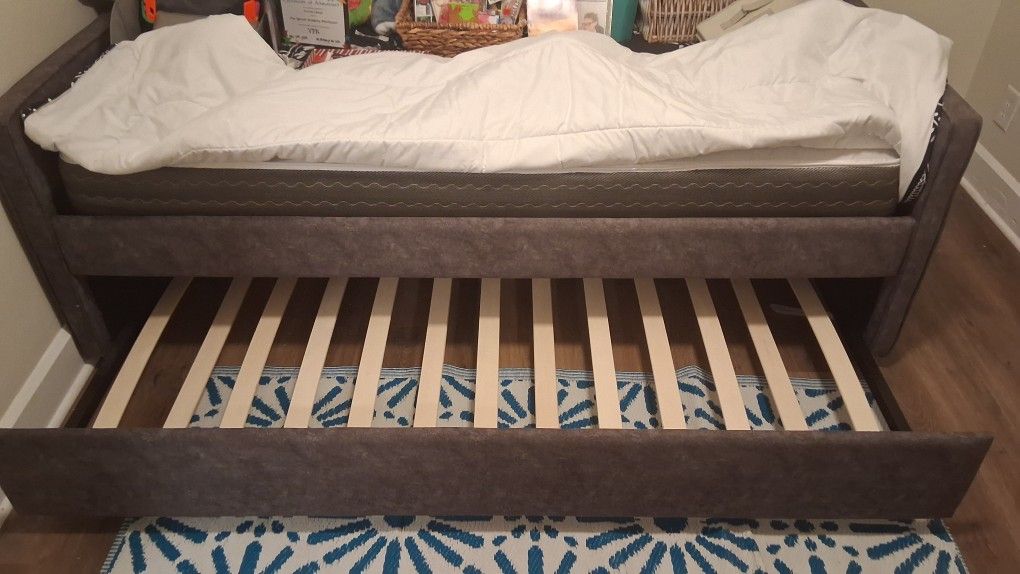 Day Bed With Brand New Twin Mattress Sleep Two