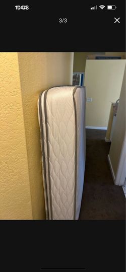 QUEEN SIZE MATTRESS  USED CLEAN MOVING AND NEED TO DOWNSIZE ON EVERYTHING