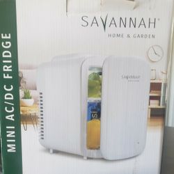 AC/DC Mini Fridge. Savannah Homes 3.7L Capacity

