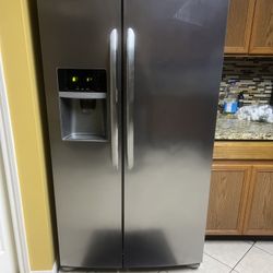 Clean, Stainless Steel Frigidaire Refrigerator!! 