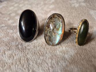 Rings in very good condition, very beautiful. Size 7.