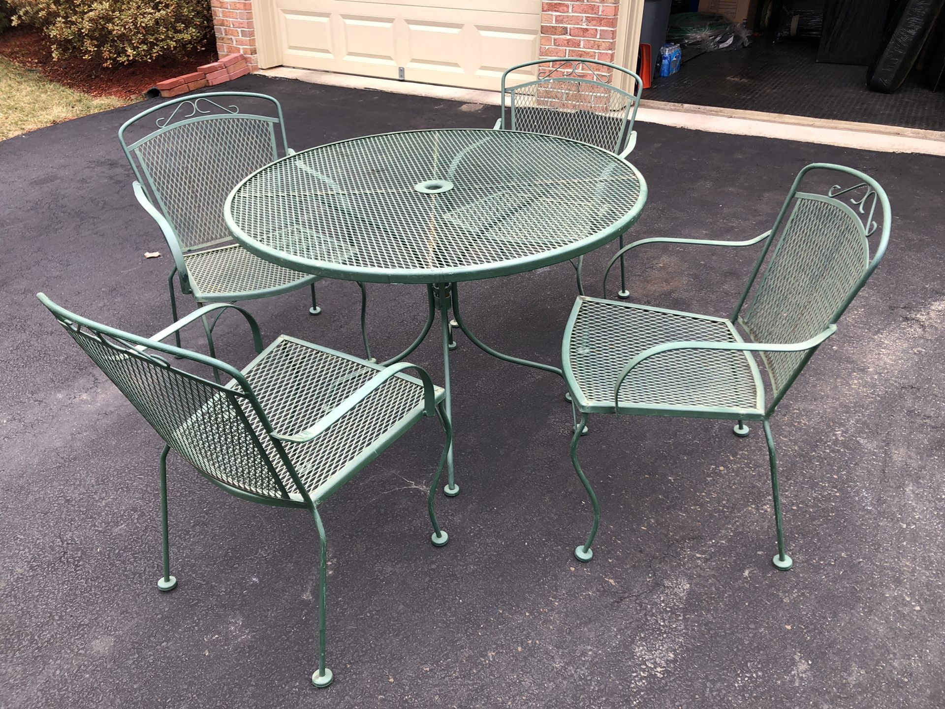Patio furniture set (table with 4 chairs)