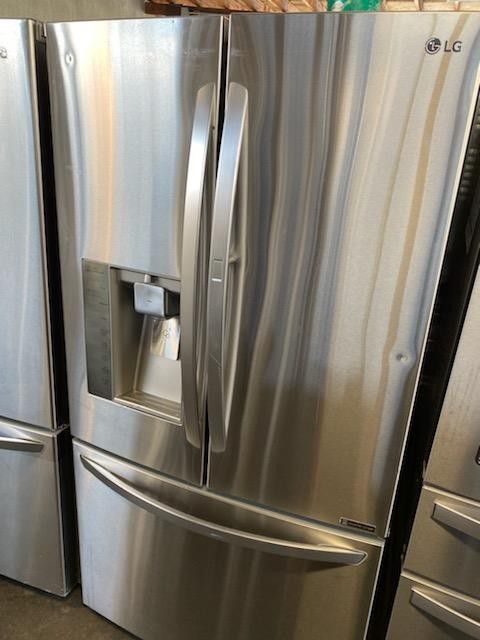 LG FRENCH DOORS STAINLESS STEEL REFRIGERATOR WITH ICE MAKER AND WATER DISPENSER