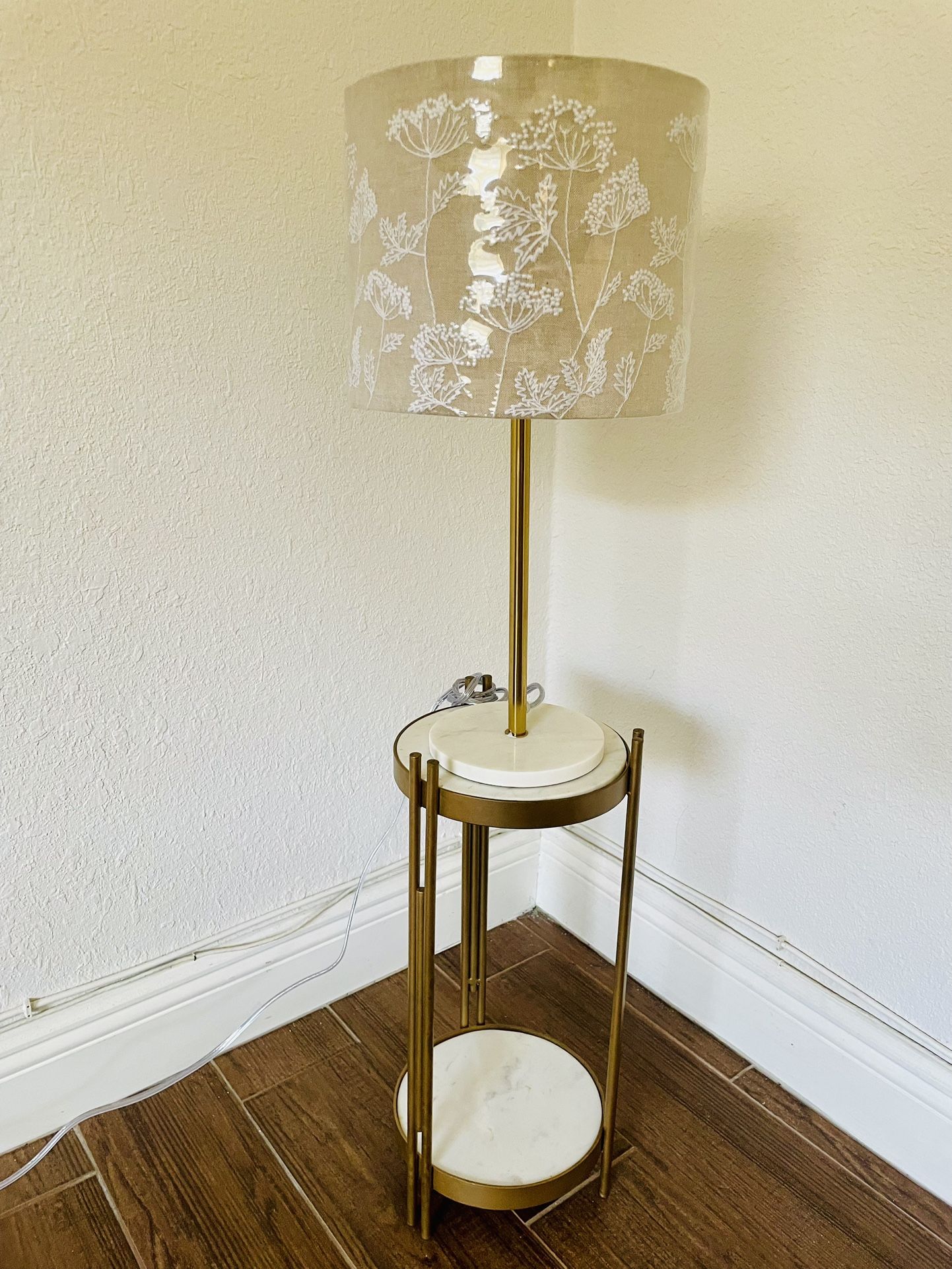 Modern chic end side table faux marble with lamp