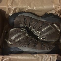 BRAND NEW Keen Voyageur Womens Size 8 Hiking Boots