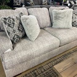 Mercado - Pewter - Loveseat
by Benchcraft👉WİTH İNTEREST FREE PAYMENT OPTİONS