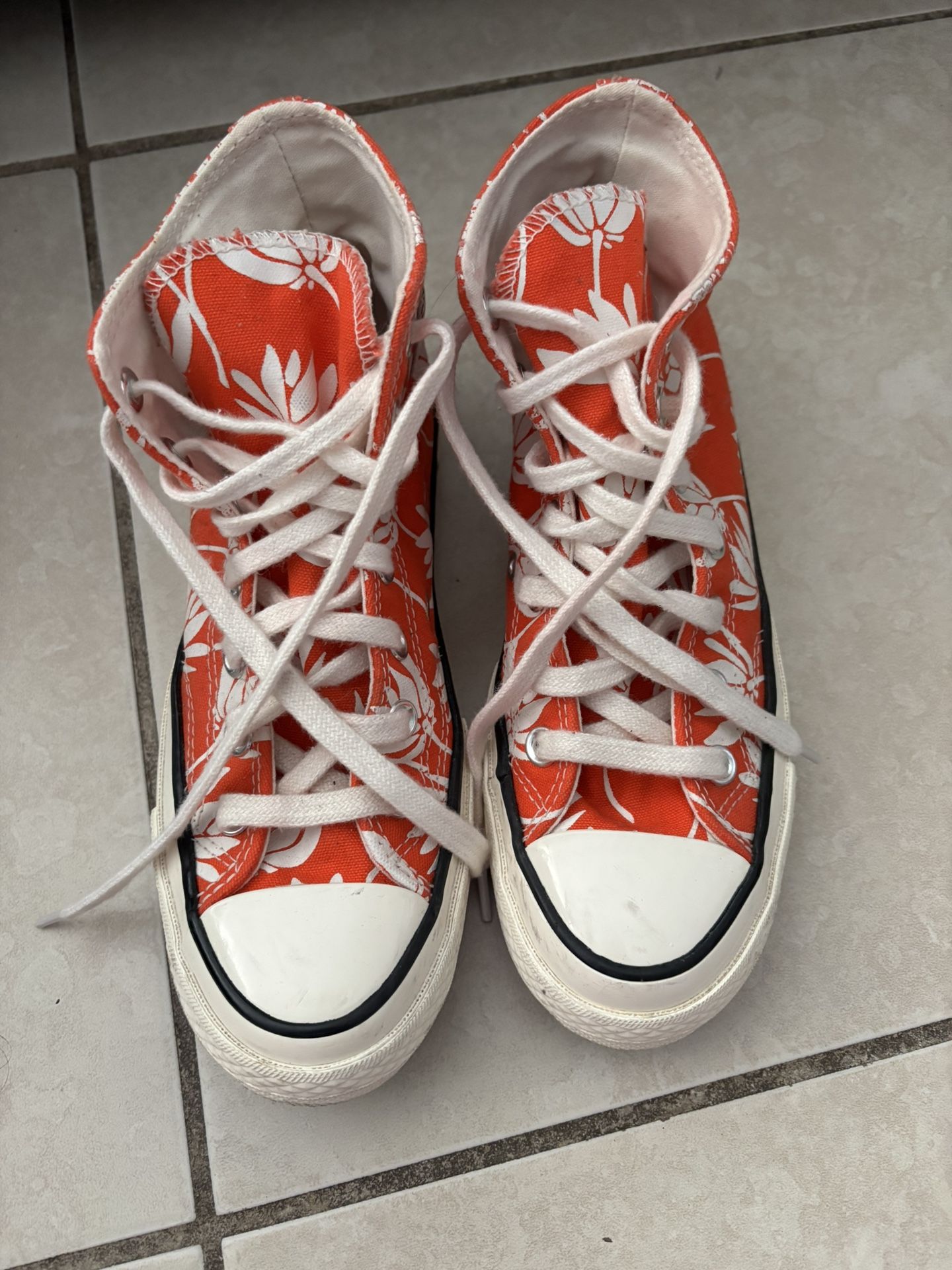Converse Sneakers Size: 5.5