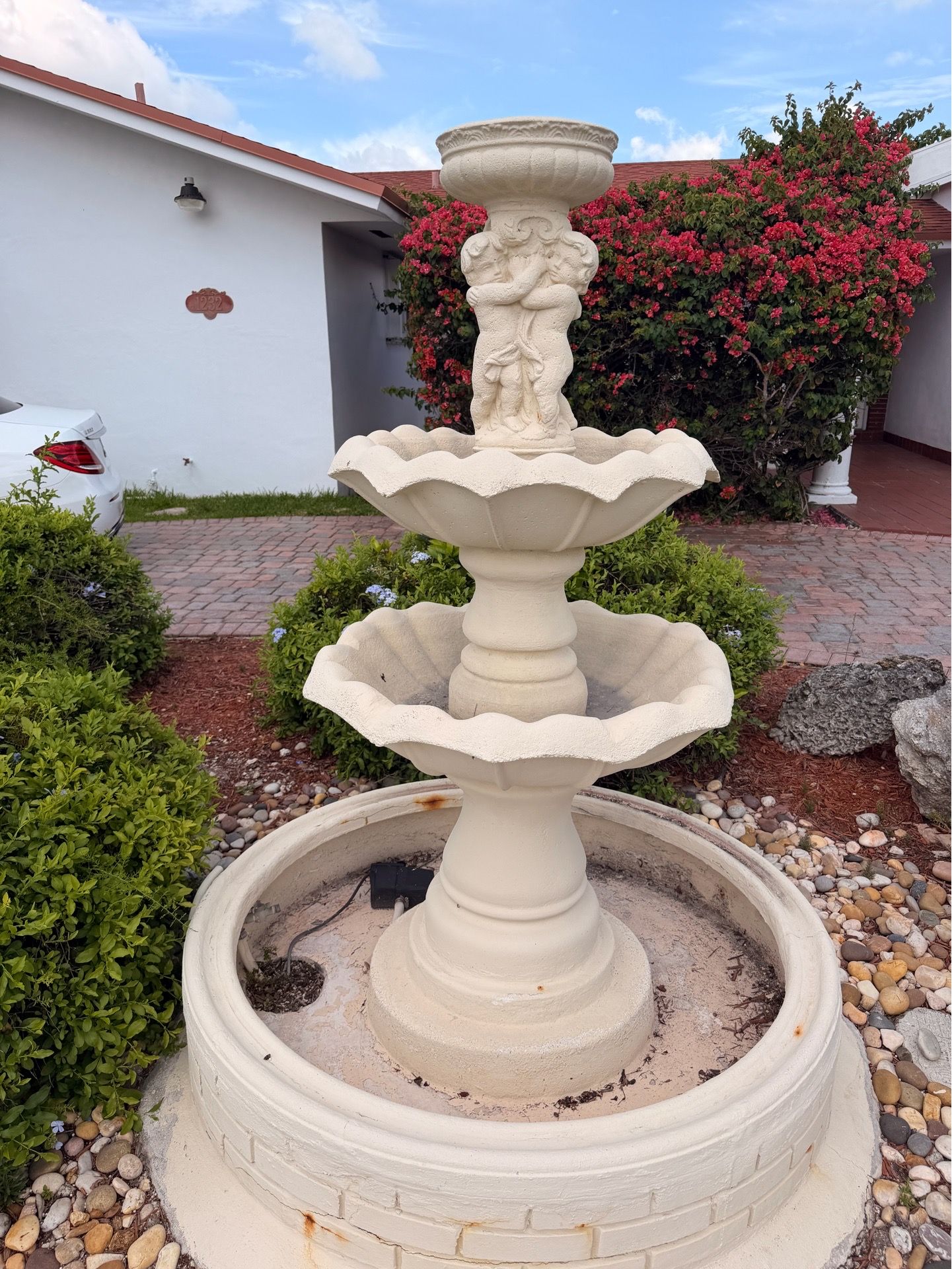 Fuente de agua de tres pisos