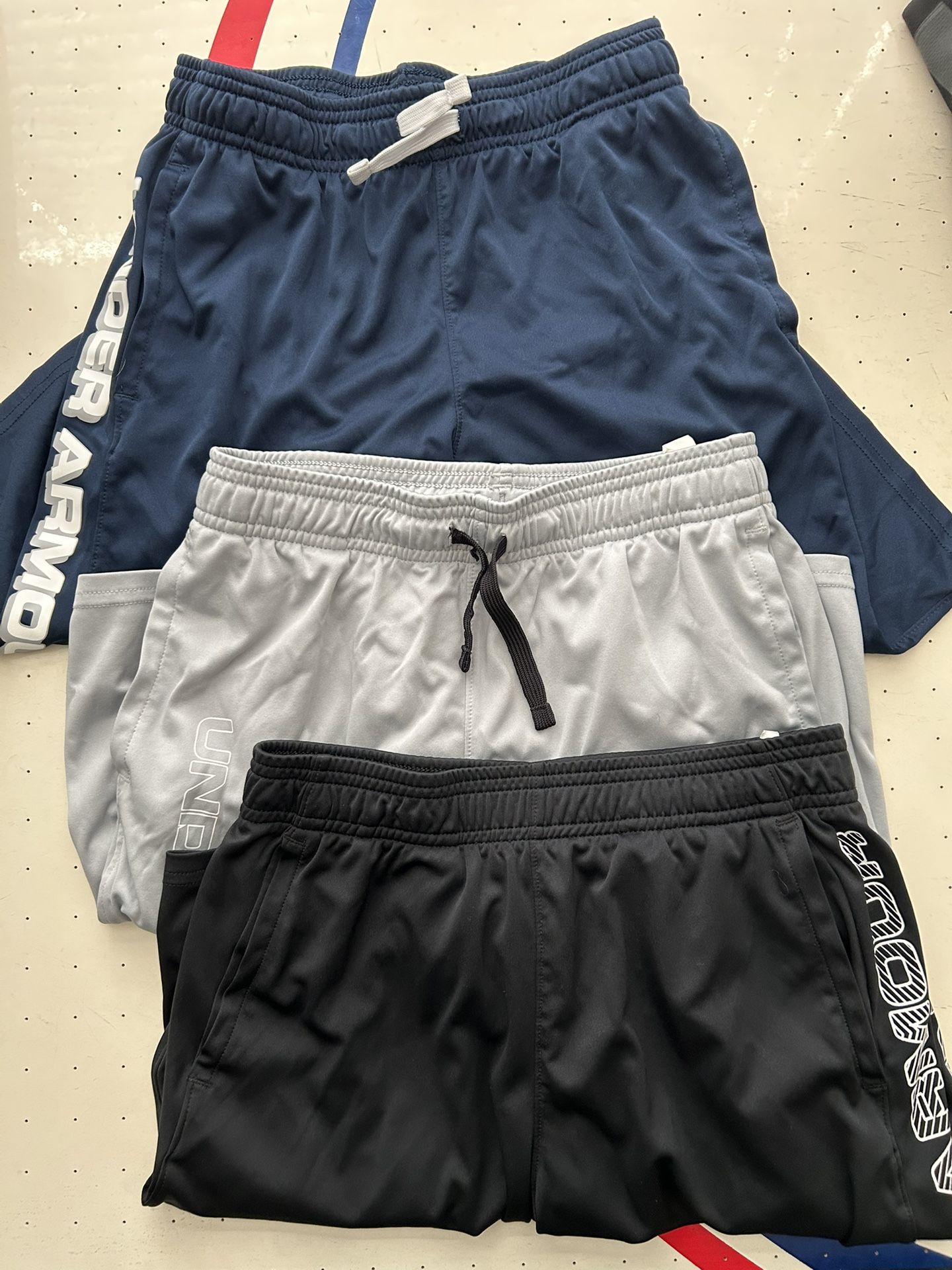 BOYS YOUTH LARGE UNDER ARMOUR SHORTS