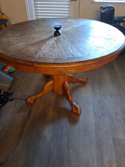 Round Oak Pedestal Dining Table