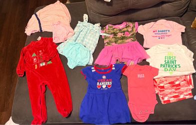 Se vende ropa de niña de recien nacido a 12 meses usada en buenas condiciones es todo lo Que Esta en la foto por $25