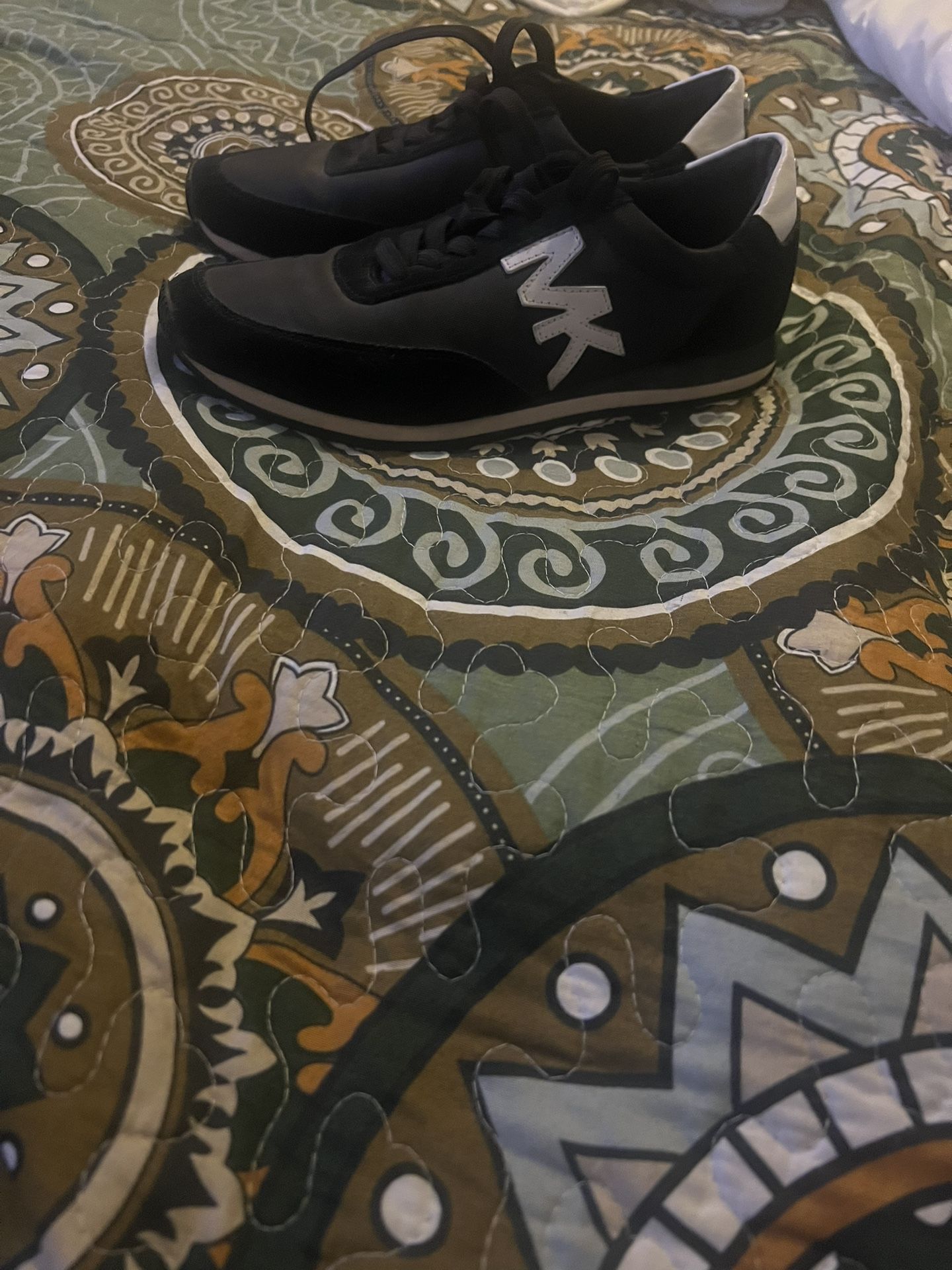 Black Tennis Shoes π Perfect Condition