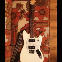 Fender Mustang  Electric Guitar White With Pearl Pickguard