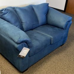 🌊Darcy Blue Loveseat
Ashley Furniture$20 Down Payment and delivery available 
