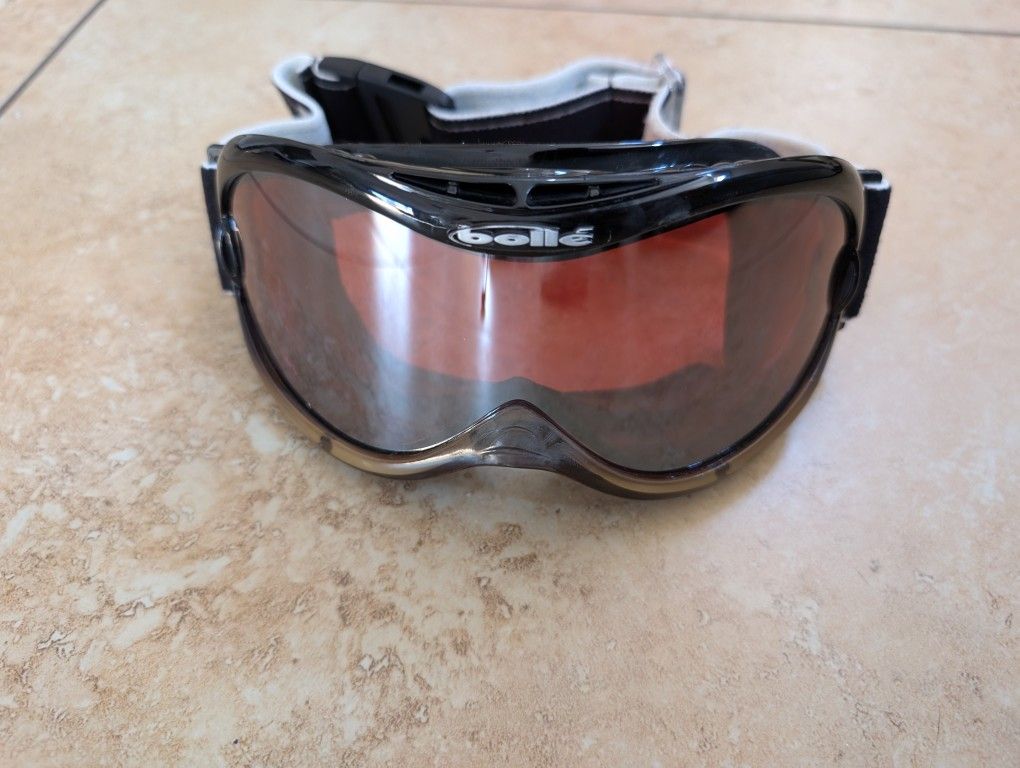 Snowboard Bolle Googles With Stick It Gloves