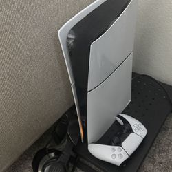 Ps5 Digital + Controller (headphones optional) 