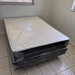 Queen mattress regular set with box spring ( 2pc brand new) 