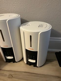 Automatic pet feeders