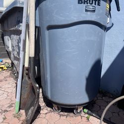 Rolling Brute Trash Can