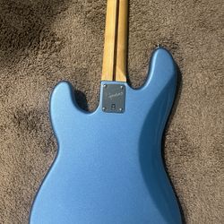 Squier by fender precision bass