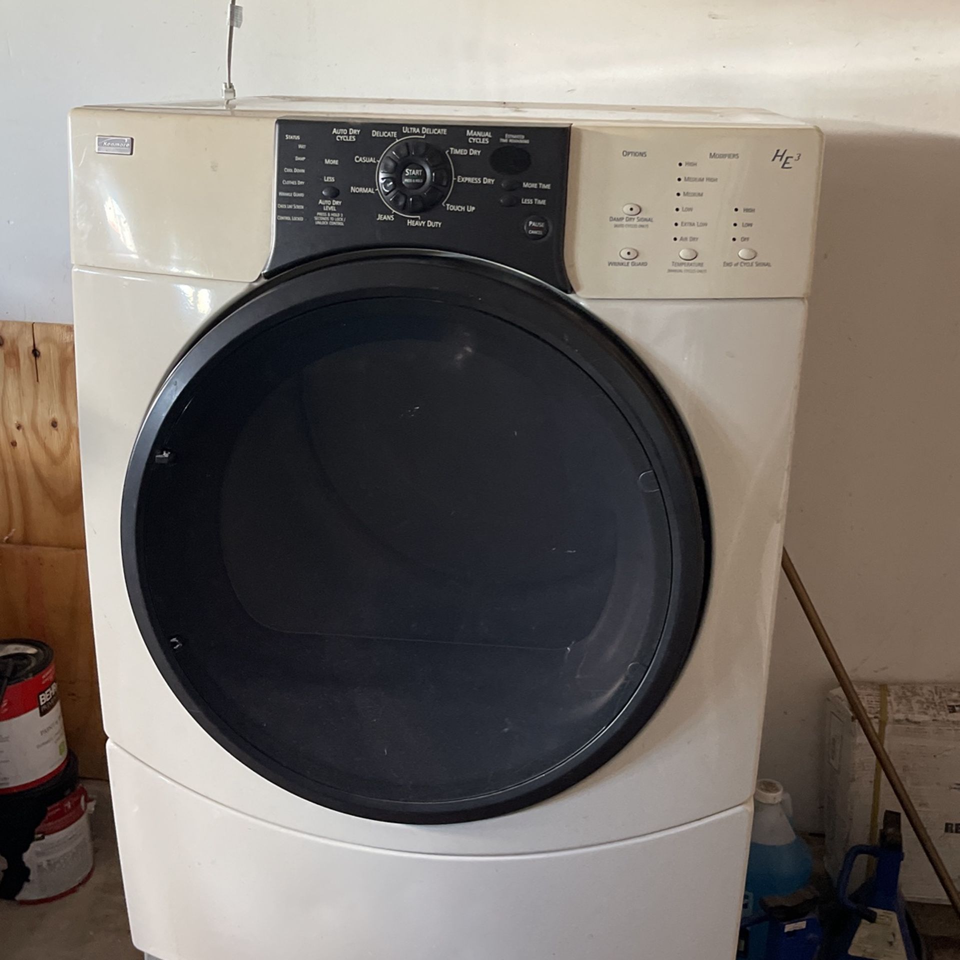 WHITE CLOTHES DRYER