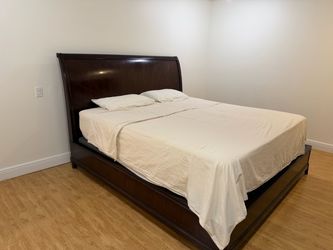 Thomasville king size bed with mattress