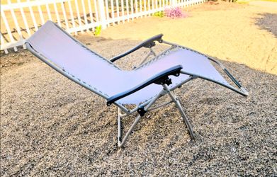 ZERO-GRAVITY LOUNGE CHAIR