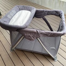 Nuna SENA pack / play crib with bassinet and changer and (6) sheets - Granite