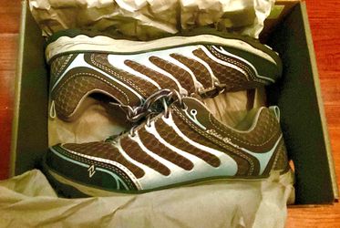 NEW EDDIE BAUER WALKING SHOES WOMEN’S SIZE 8 IN BOX WITH TAG