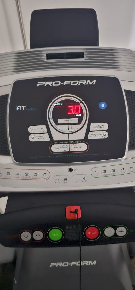 Proform treadmill in excellent working condition, large and fast with a capacity of 360 pounds