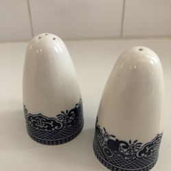 Blue Willow Pattern Salt And Pepper Shakers. New 