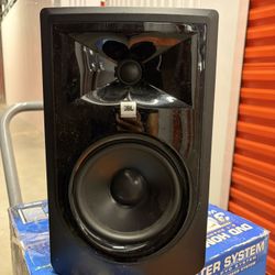 JBL Professional 306P Mk|| 6-Inch 2-Way Powered, Active Monitor Speaker for Near Field Music Production, Studio Monitor, Desktop Computer, Hi-Fi Audio