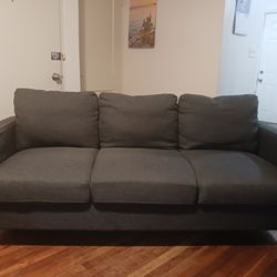 Nice-looking couch in very good condition 