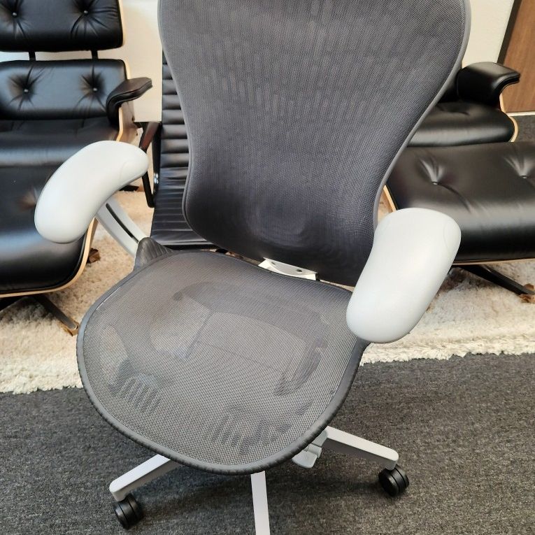 🔥LIKE NEW!🔥HERMAN MILLER MIRRA 2 CHAIRS FULLY ADJUSTABLE ARMS & LUMBAR SUPPORT SEAT ANGLE REAR TILT LOCK SEAT DEPTH TILT TENSION ADJUSTMENTS 