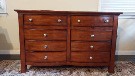 Rooms To Go 8-Drawer Dresser - Brown Cherry