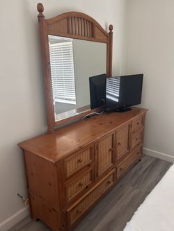 Bedroom set. Full Dresser W/ Mirror, 2 Bedside Tables
