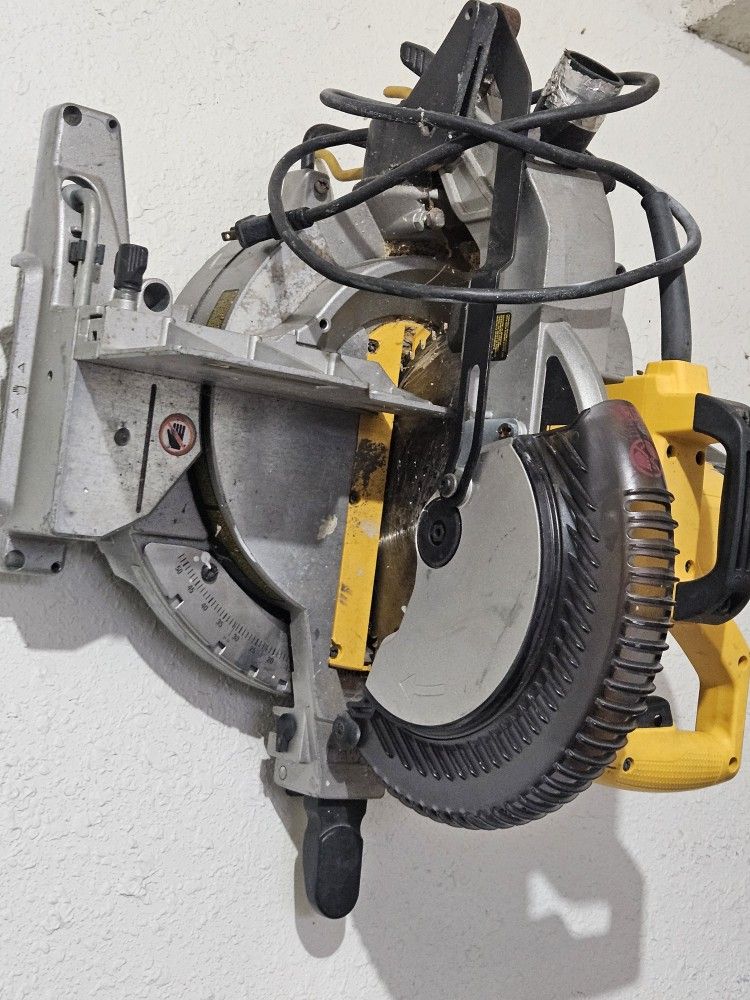Dewalt 12' Like New Miter Saw