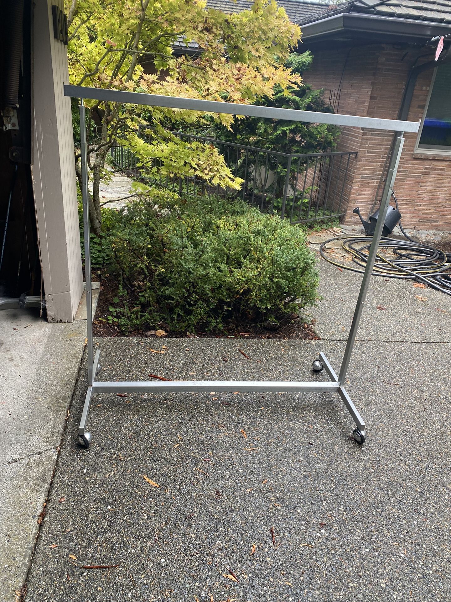 Sturdy Metal Cloth Rack Stand. Vintage Clothes Rack In Excellent Condition..