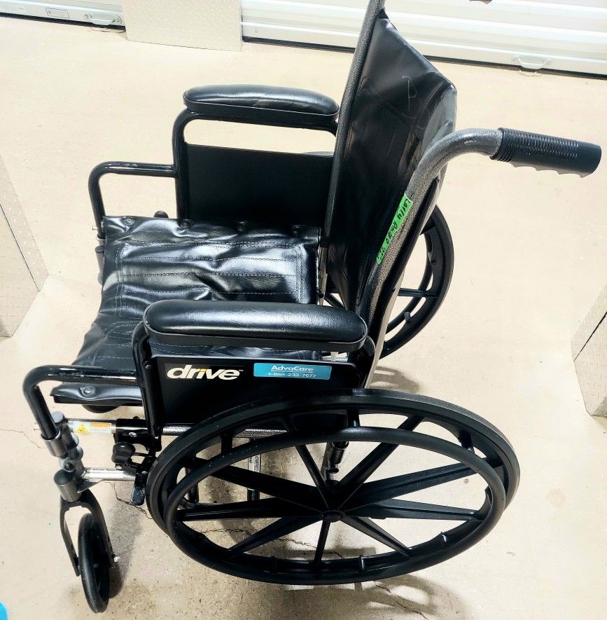 25$ Black Large Wheelchair Excellent Condition 