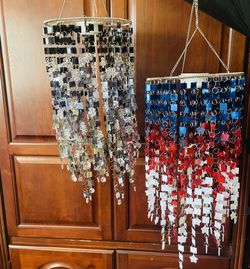 2 Chandeliers, Or 1.