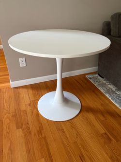 White Round Tulip Style Pedestal Dining Table