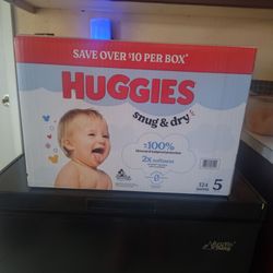 Caja de pañales 124 piezas son medidas 5 $40 el precio es firme