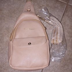 Romantic Encounters Sling Crossbody Bag 11x7 color nude
New Romantic Encounters sling bag is made of pebbled faux leather in a beige/nude color
