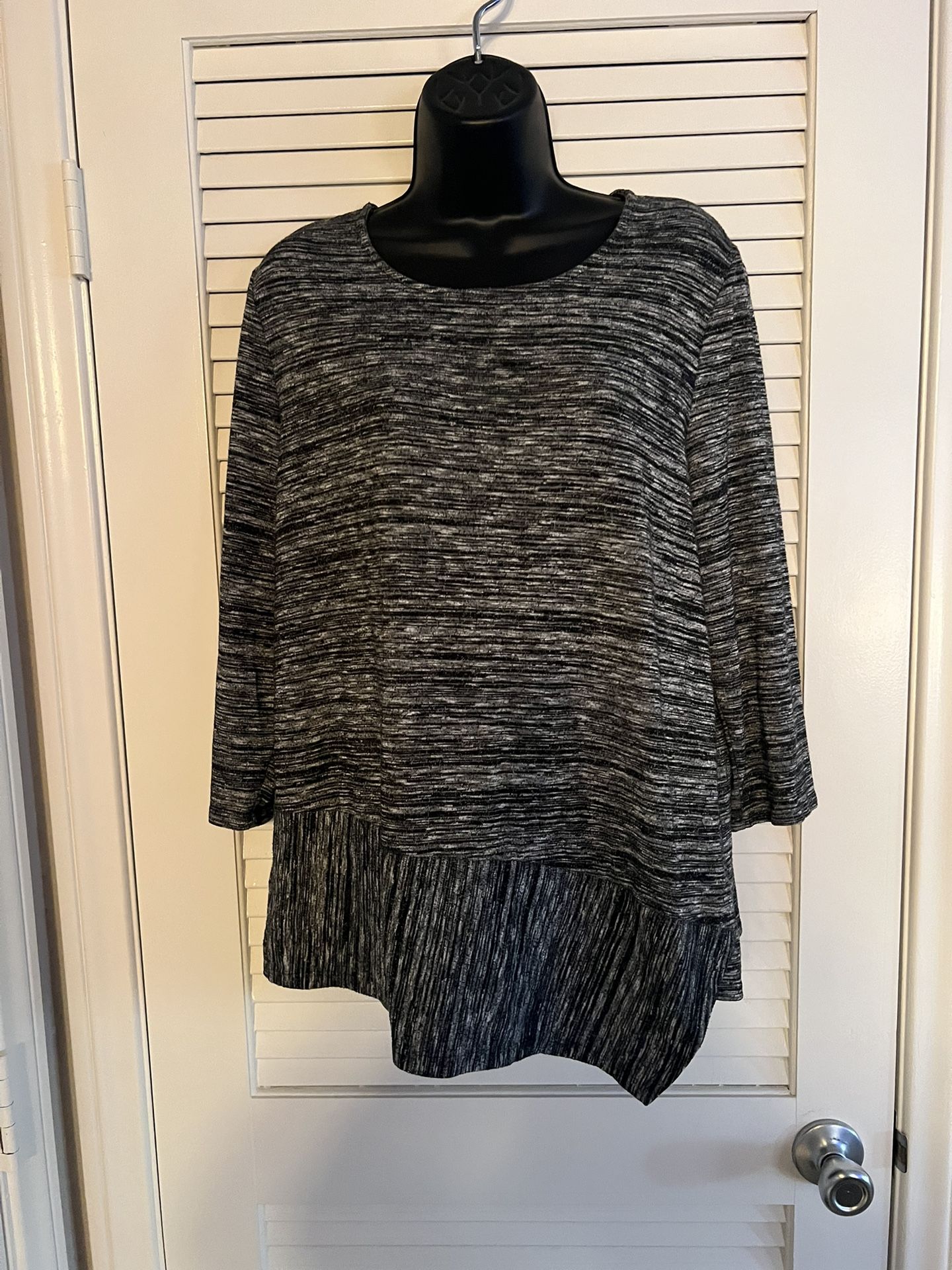 Chico’s Woman’s Top Sz large 12 Black White Excellent Condition