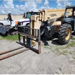 10,000lbs Reach Forklift - Gehl RS10-55