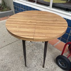 36” Formica Kitchen Table With Leaf